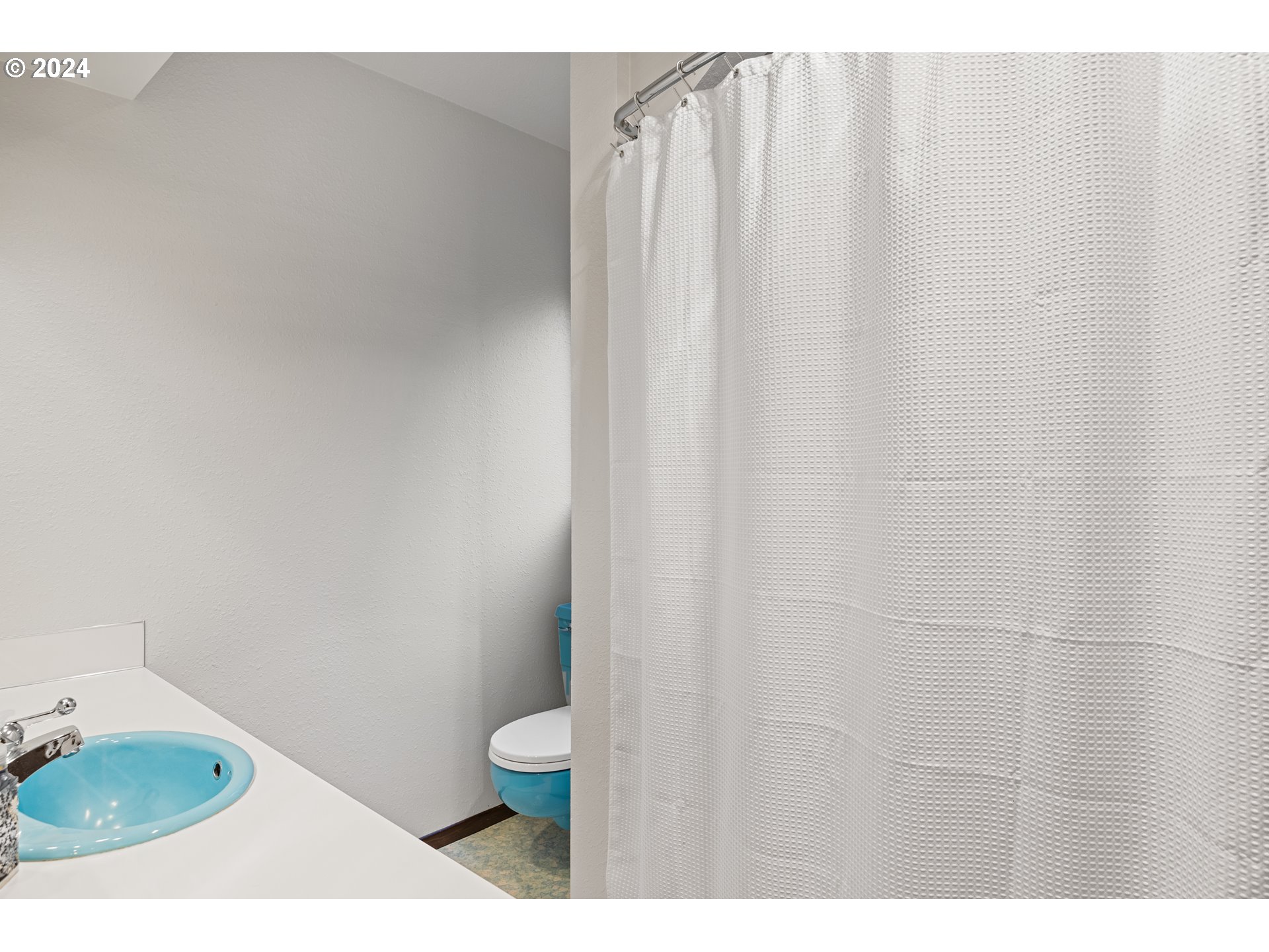 209 Car Road Longview, WA 98632 - Photo 20 of 40 a bathroom with a toilet and a sink