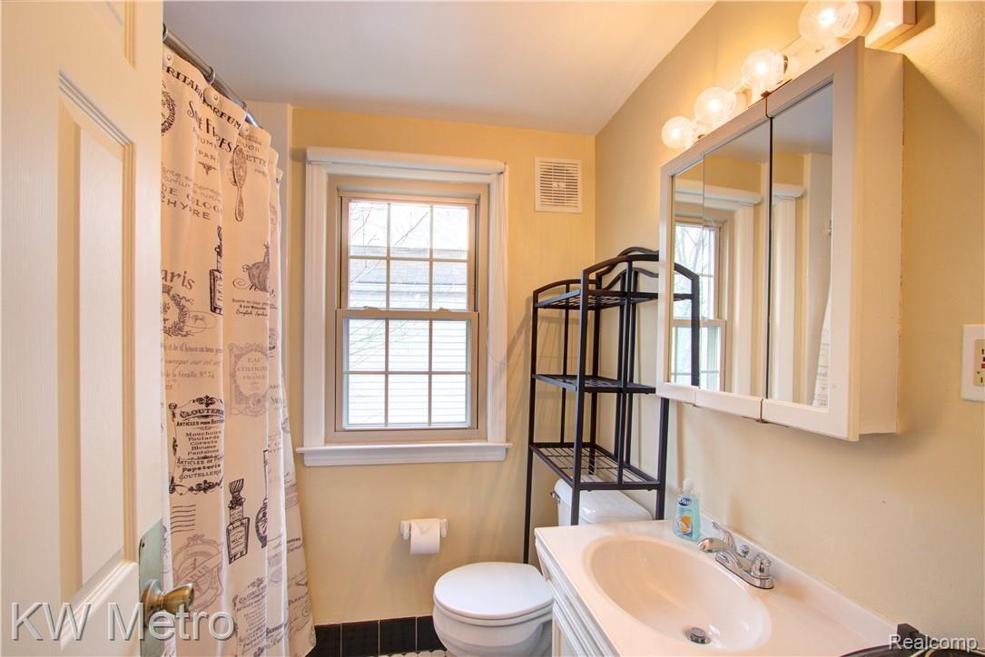 1800 Hampton Road Grosse Pointe, MI 48236 - Photo 11 of 35 1800 Hampton 27.jpg