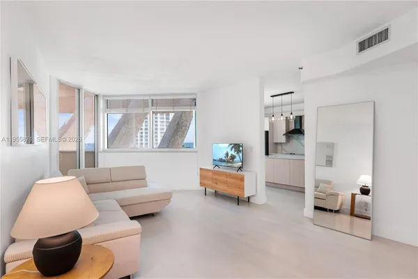 $6,500 | 300 South Pointe Drive, Unit 907, Miami Beach, FL 33139