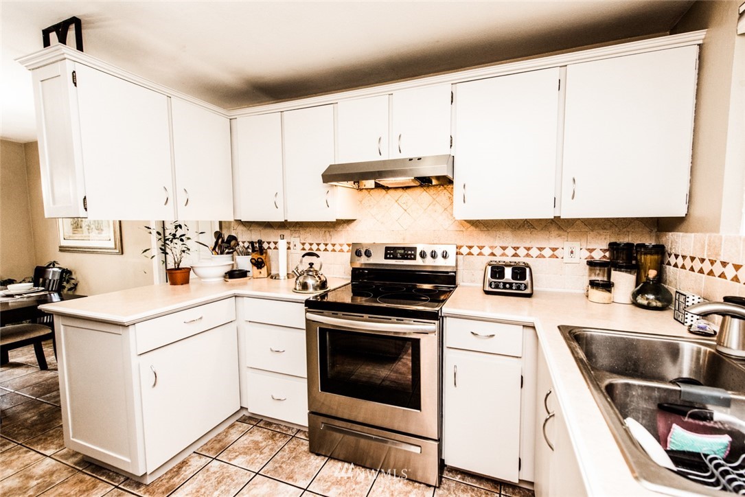 17715 Brook Boulevard Bothell, WA 98012 - Photo 3 of 24