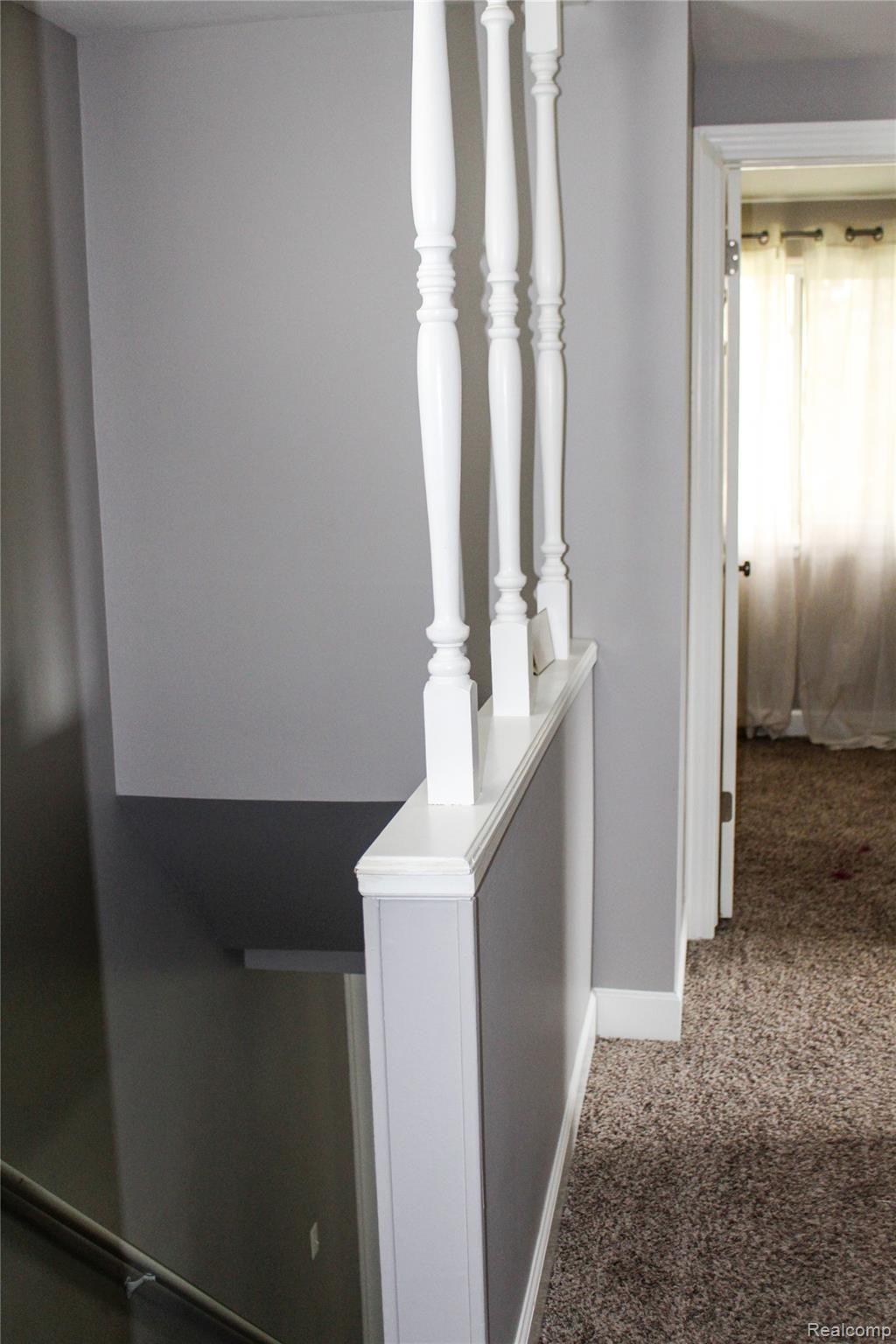 739 Meadowlake Road Canton, MI 48188 - Photo 22 of 44 Up hallways 2.jpg