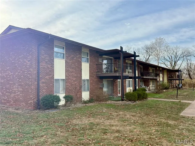 $72,500 | 7601 Hazelcrest Drive, Unit B, Hazelwood, MO 63042