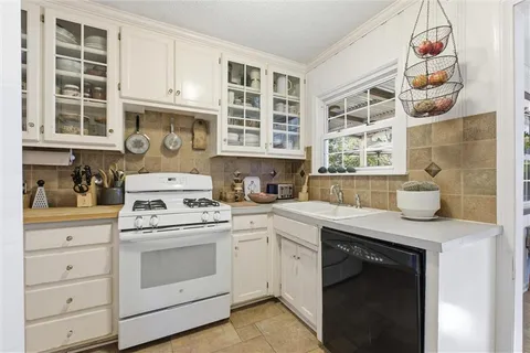 $440,000 | 3007 West 51st Terrace, Westwood, KS 66205