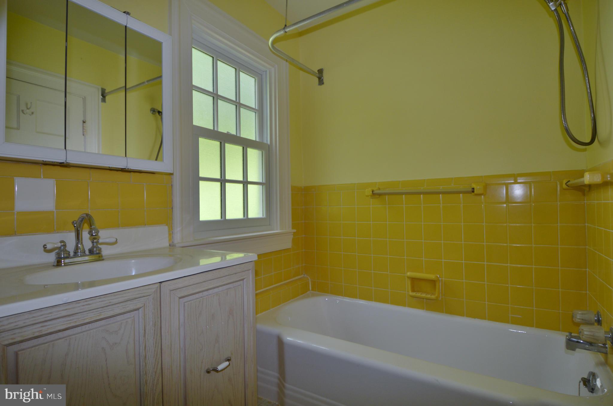 2240 Crest Road Baltimore, MD 21209 - Photo 14 of 25 Bath