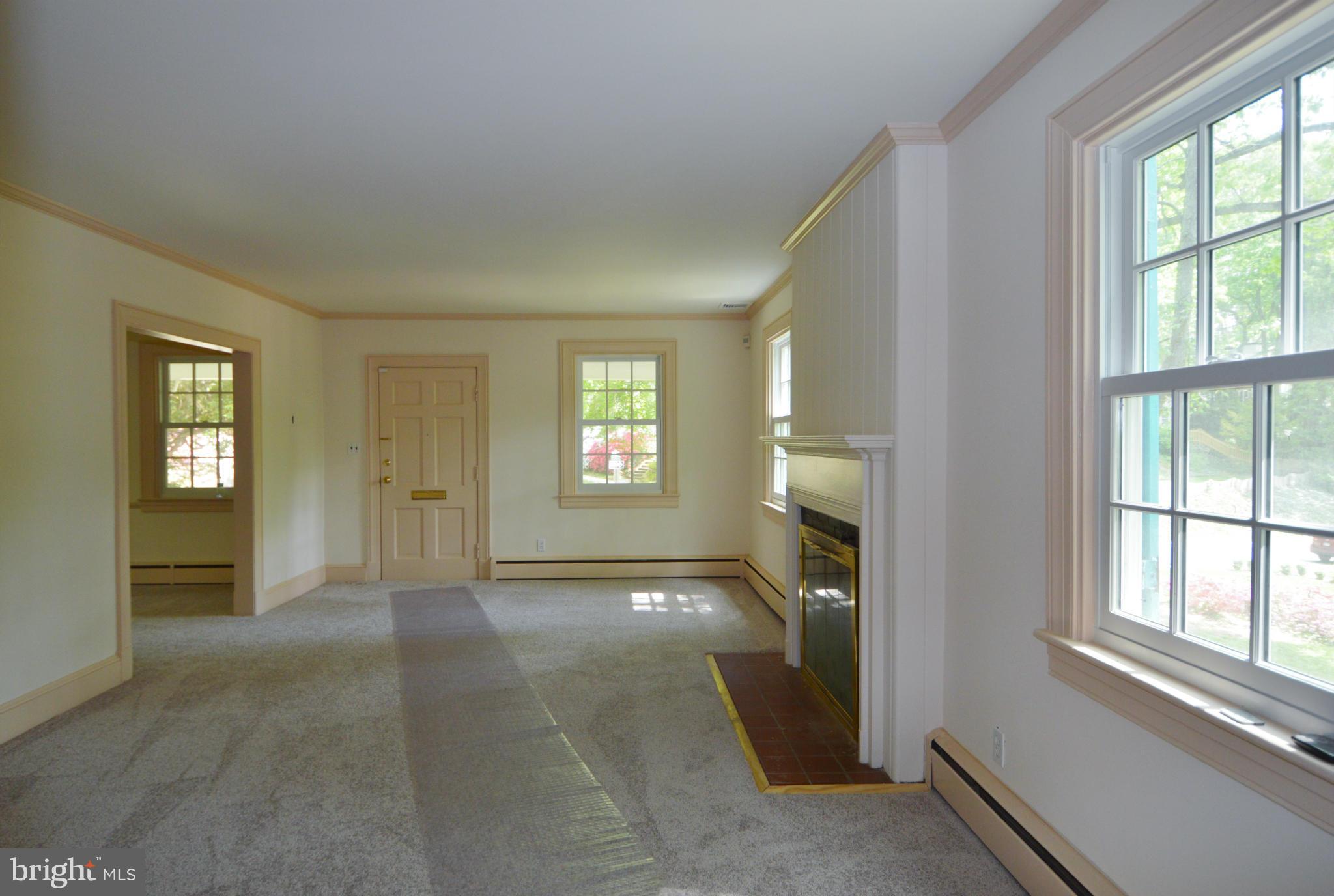 2240 Crest Road Baltimore, MD 21209 - Photo 8 of 25 Living Room