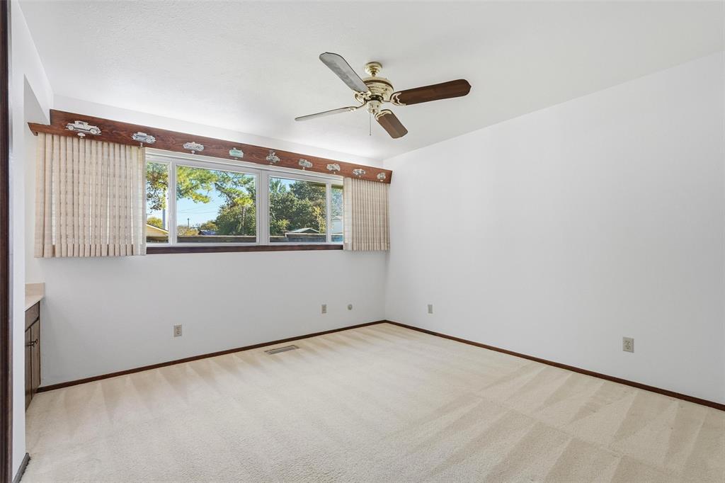 112 Virginia Lane Arlington, TX 76010 - Photo 25 of 39 an empty room with a window