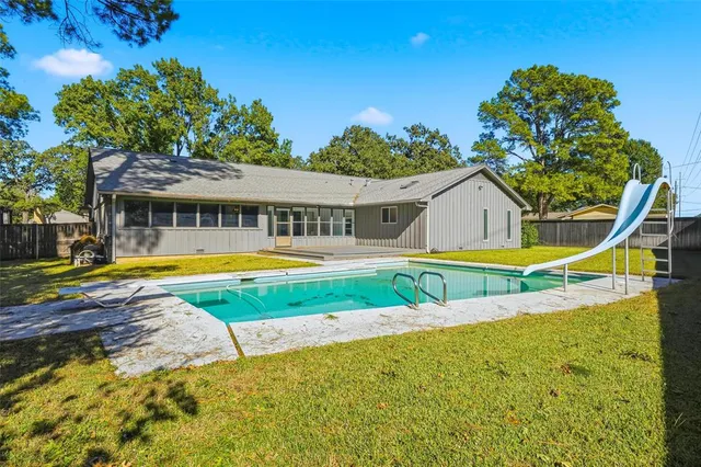 a view of a house with backyard and garden