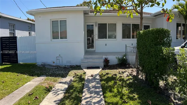 a view of a house with a yard