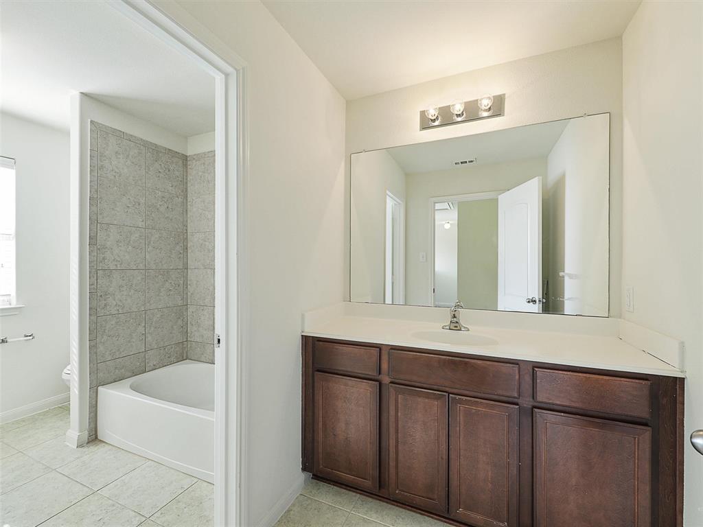 1402 Englemann Drive Princeton, TX 75407 - Photo 21 of 33 Upstairs full bath is large enough to share