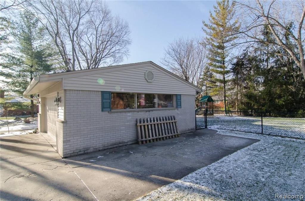 28383 Westerleigh Road Farmington Hills, MI 48334 - Photo 16 of 18