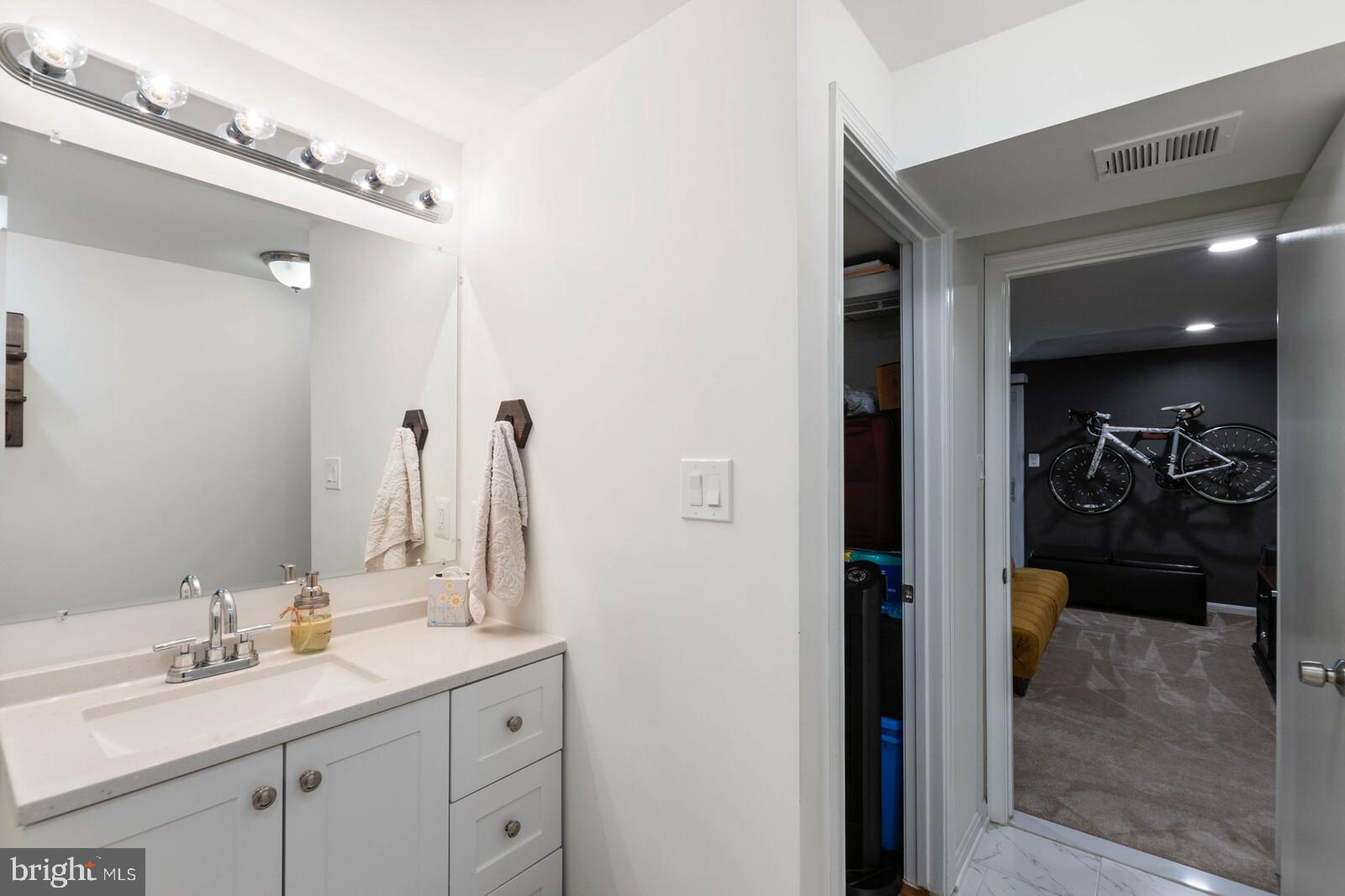 11927 Redtree Way Reston, VA 20194 - Photo 25 of 31 Guest Bathroom