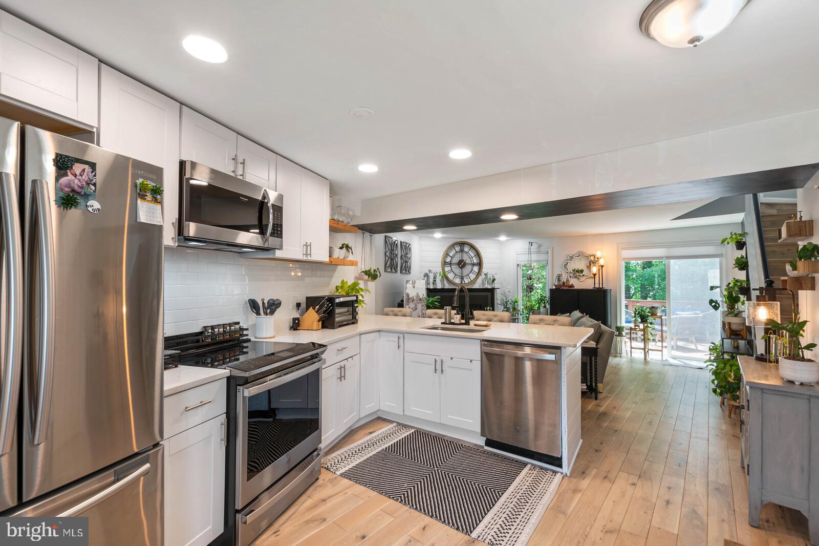 11927 Redtree Way Reston, VA 20194 - Photo 3 of 31 Kitchen