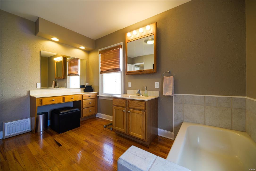 9454 MacKenzie Road St. Louis, MO 63123 - Photo 12 of 26