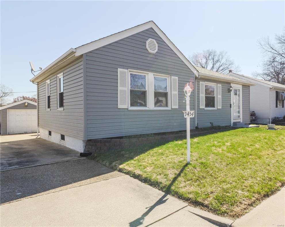 9454 MacKenzie Road St. Louis, MO 63123 - Photo 3 of 26
