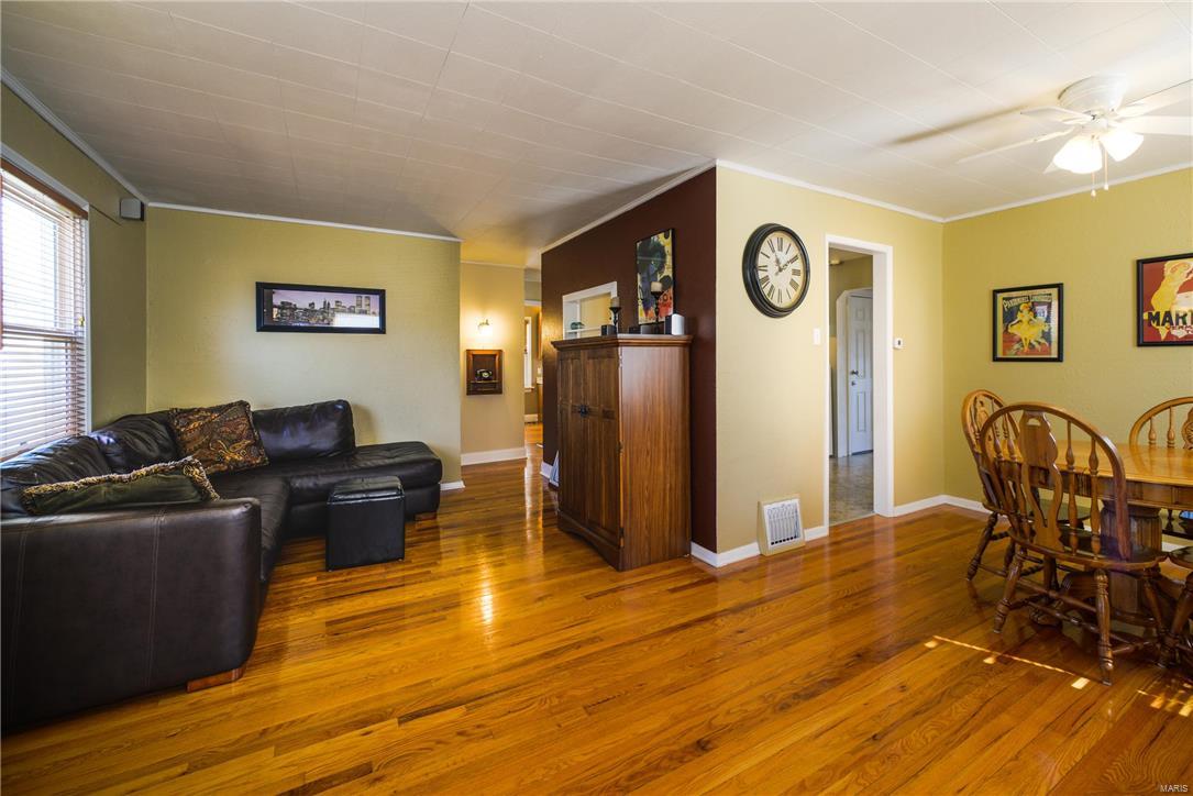 9454 MacKenzie Road St. Louis, MO 63123 - Photo 4 of 26