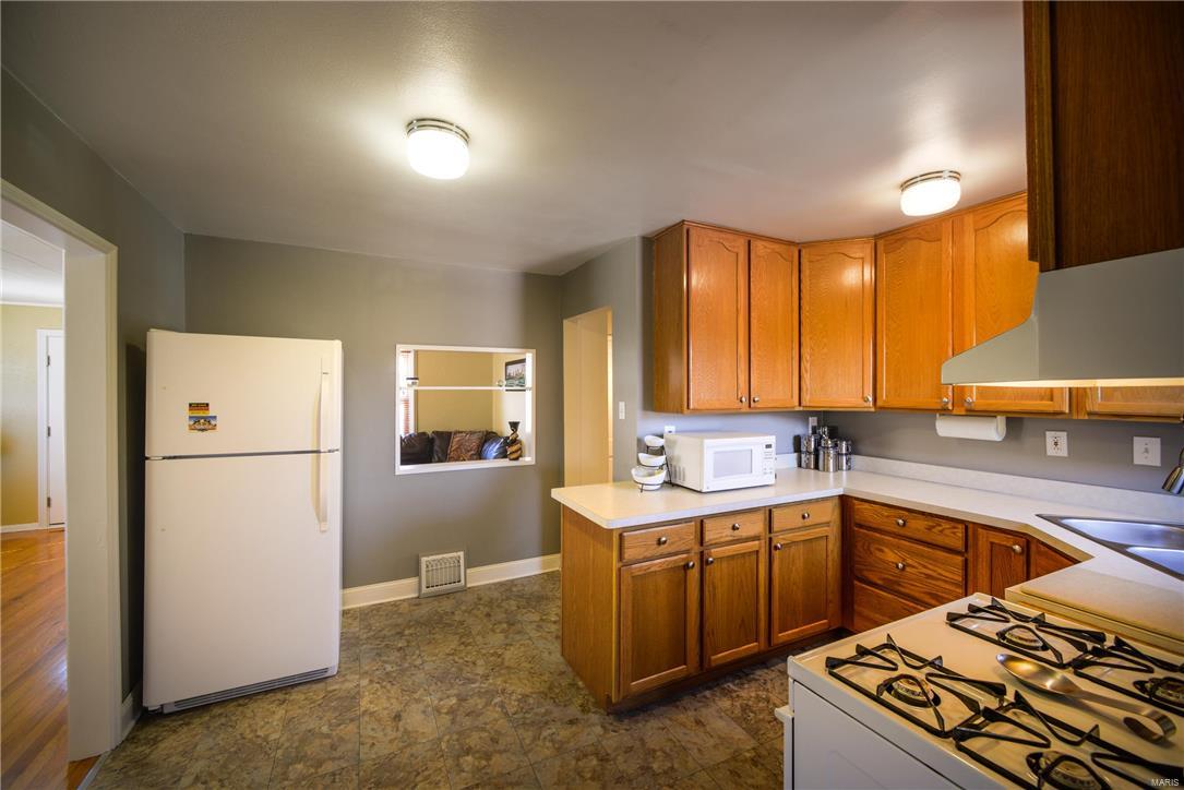 9454 MacKenzie Road St. Louis, MO 63123 - Photo 6 of 26