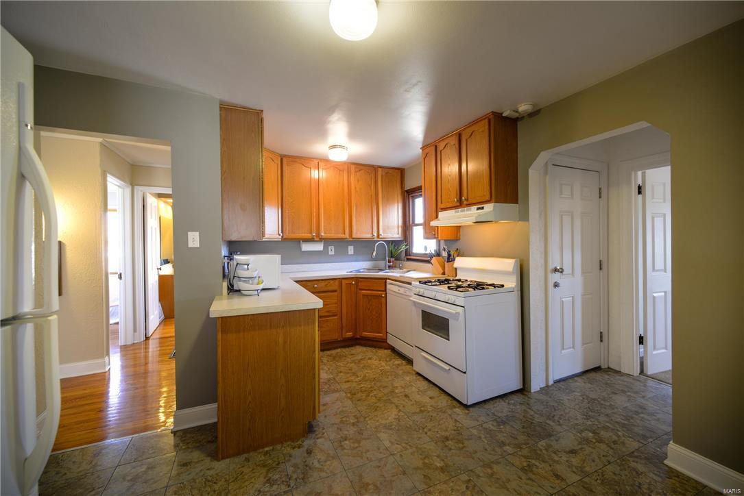 9454 MacKenzie Road St. Louis, MO 63123 - Photo 7 of 26