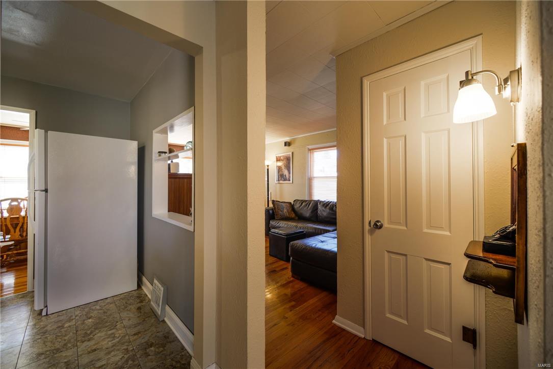 9454 MacKenzie Road St. Louis, MO 63123 - Photo 8 of 26