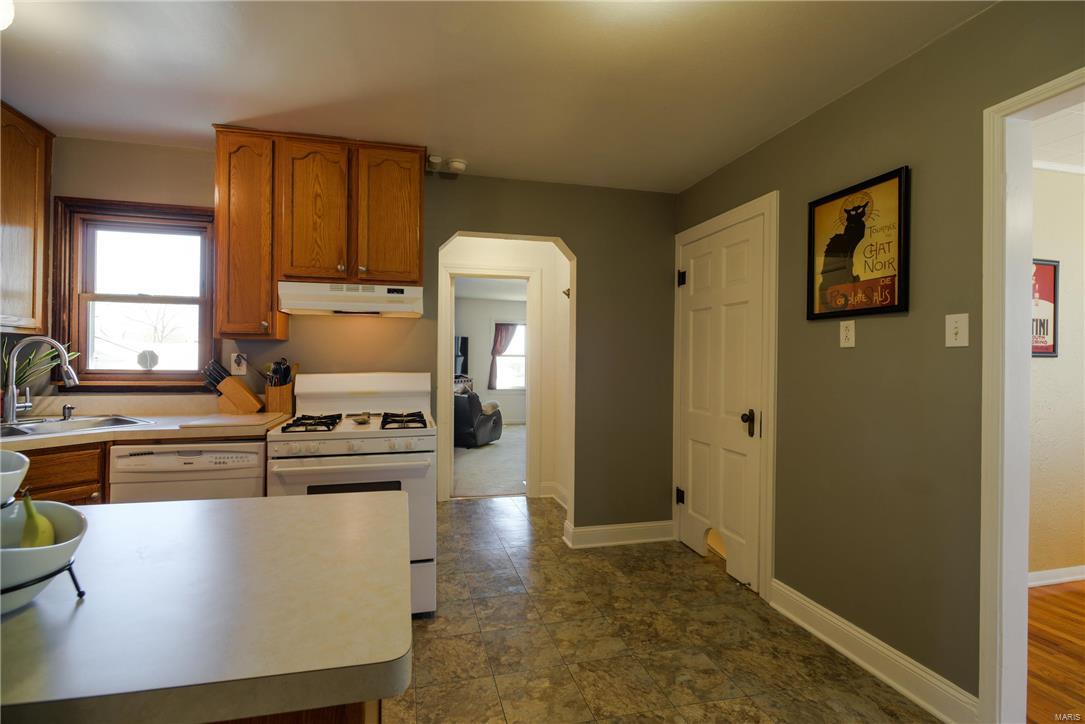 9454 MacKenzie Road St. Louis, MO 63123 - Photo 9 of 26