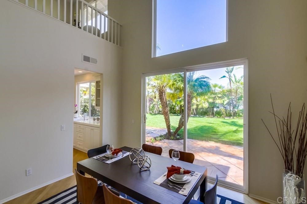 2727 Carriagedale Row La Jolla, CA 92037 - Photo 4 of 25 a living room with furniture and a window