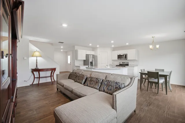 $335,000 | 1145 Amber Drive, Cary, IL 60013