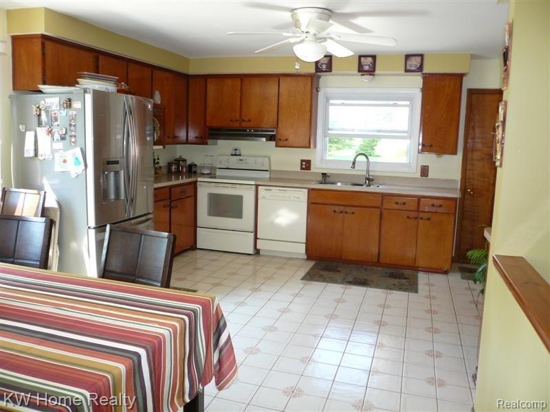32072 Red Clover Road Farmington, MI 48334 - Photo 3 of 12 Kitchen