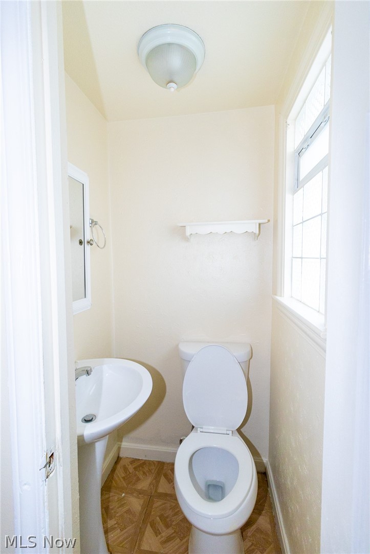 999 Elbon Road Cleveland, OH 44121 - Photo 10 of 27 Half bath off kitchen
