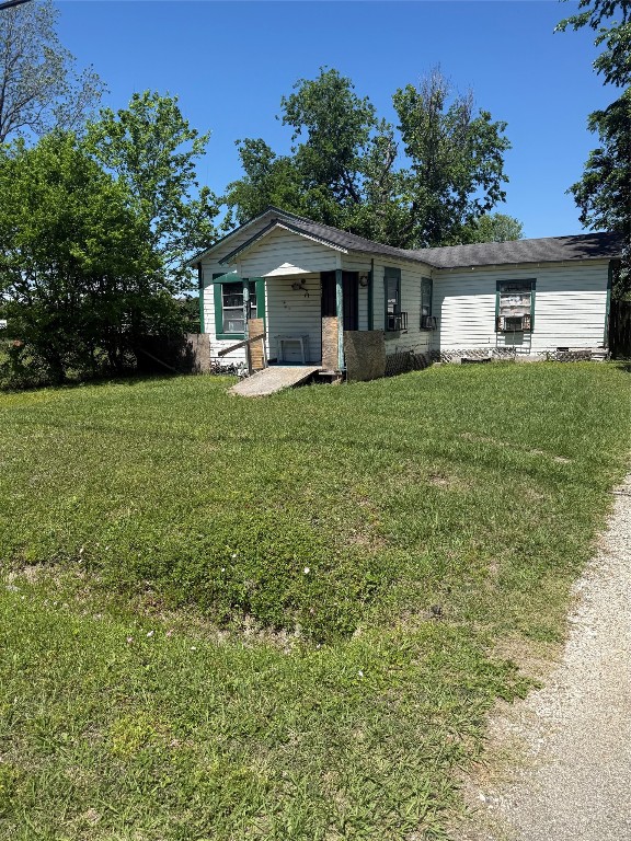 2416 Hampton Street Houston, TX 77088 - Photo 2 of 5 a front view of house with yard and green space