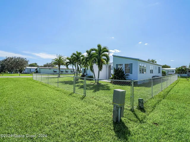 a view of an house with backyard space and porch