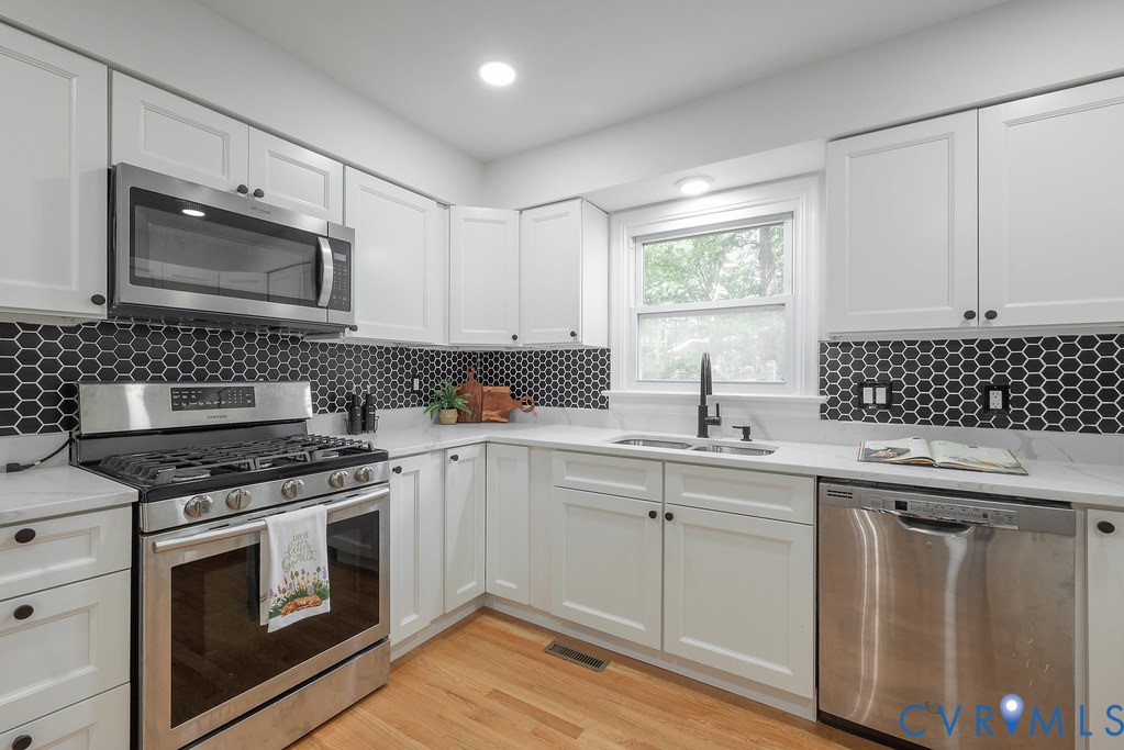 11840 Winfore Drive Midlothian, VA 23113 - Photo 7 of 40 White shaker cabinetry with dark hardware, stainle