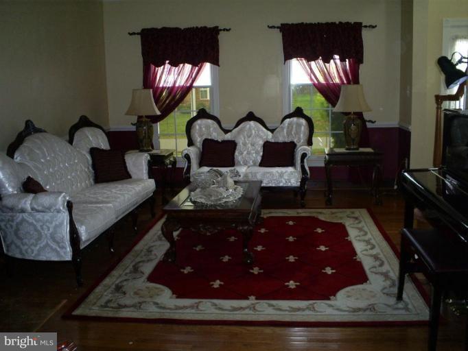 18302 Tapwood Road Boyds, MD 20841 - Photo 8 of 15 Living Room