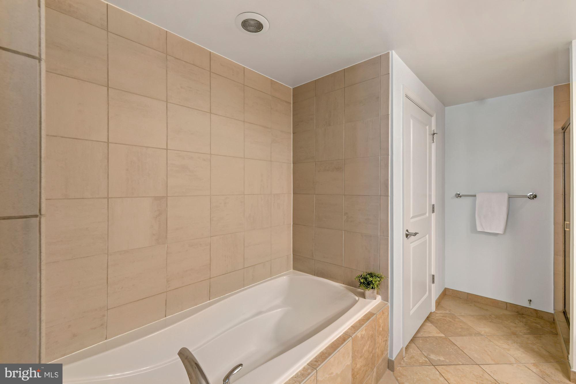 11990 Market Street, Unit 611 Reston, VA 20190 - Photo 19 of 50 Primary Bath