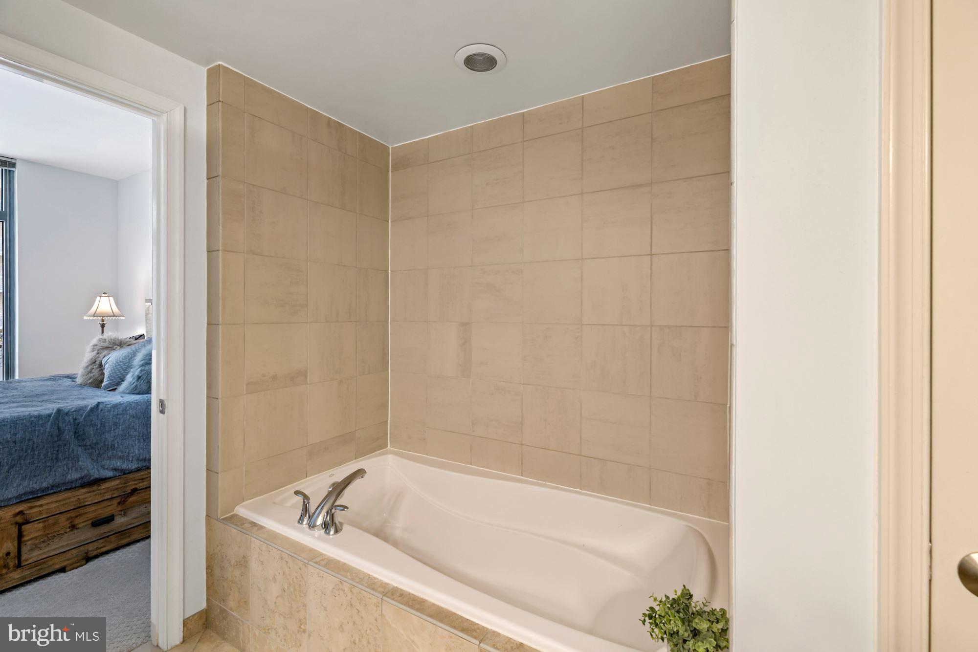 11990 Market Street, Unit 611 Reston, VA 20190 - Photo 20 of 50 Primary Bath