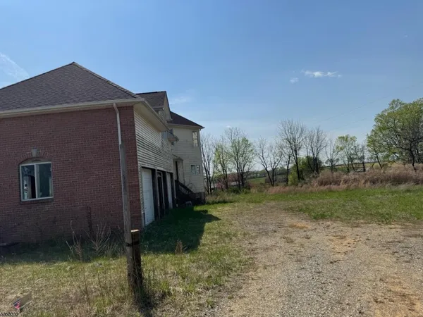 a house view with backyard space