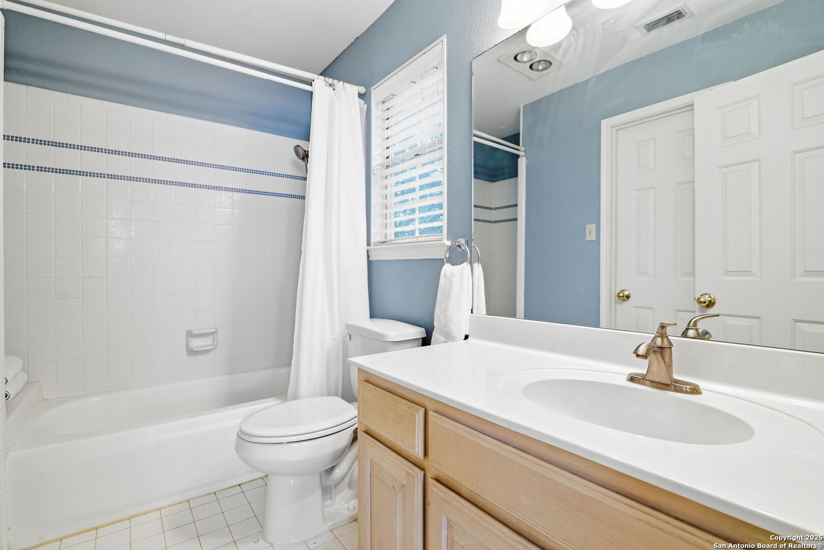 15 Inwood Point San Antonio, TX 78248 - Photo 20 of 27 a bathroom with a sink a toilet and a bathtub