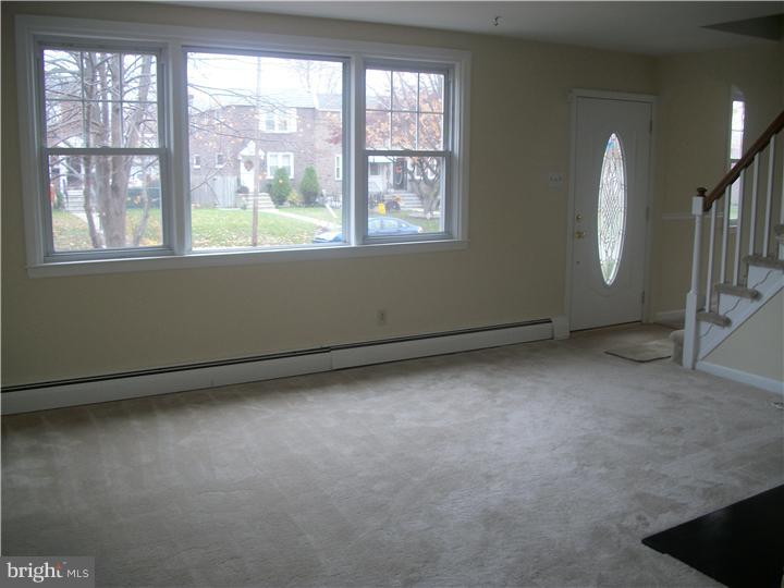 325 Rively Avenue Aldan, PA 19018 - Photo 4 of 17 Living Room