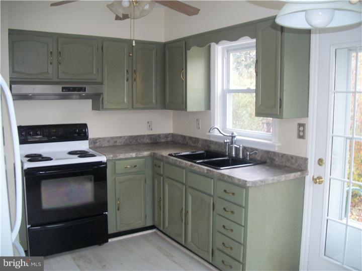 325 Rively Avenue Aldan, PA 19018 - Photo 6 of 17 Kitchen