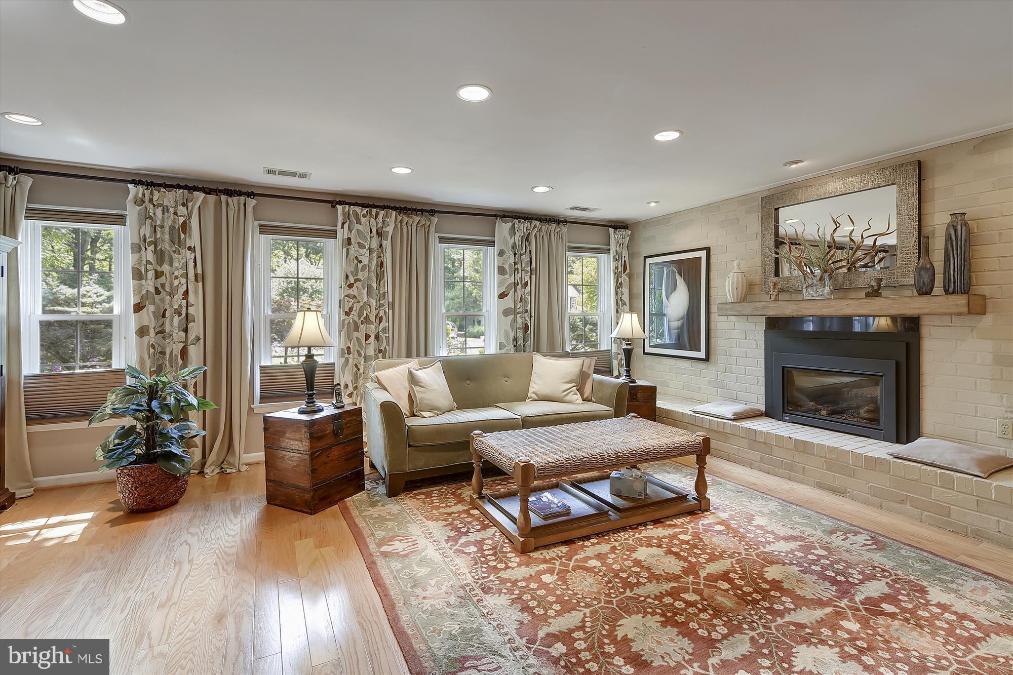 2017 Homer Terrace Reston, VA 20191 - Photo 11 of 30 V V Spacious family room