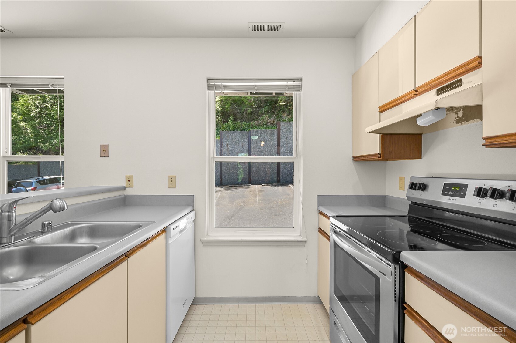 808 20th, Unit 208 Bellingham, WA 98225 - Photo 8 of 28 a kitchen that has a sink and a stove