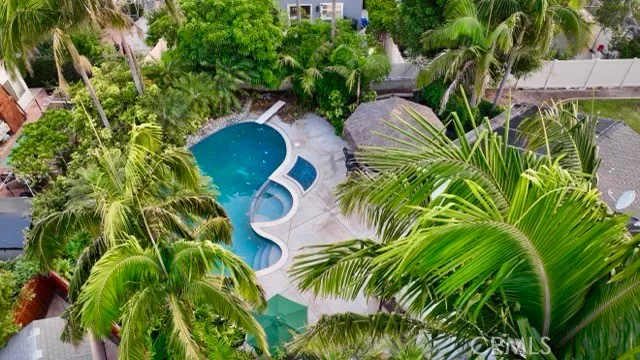 a view of a backyard