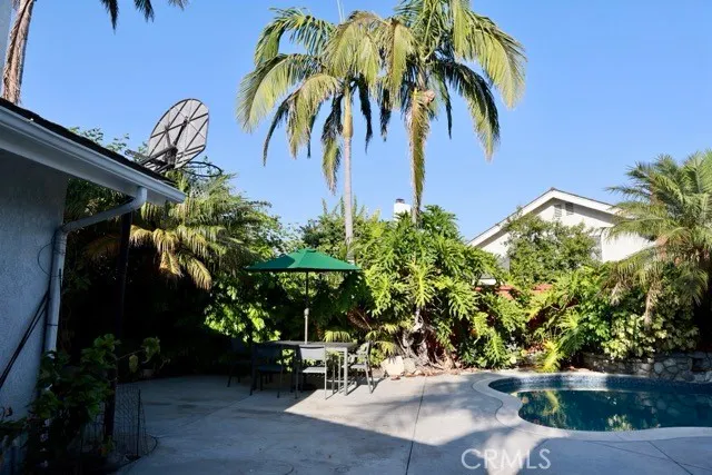 a view of a backyard