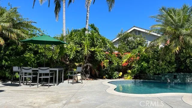 a view of a backyard