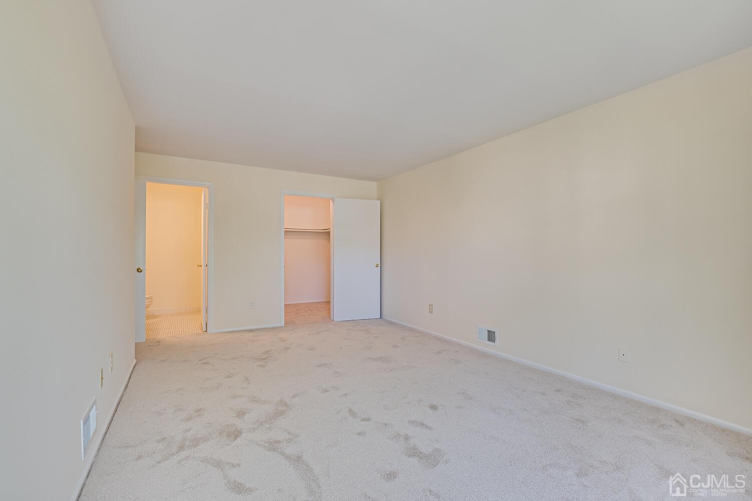 116 Keystone Court, Unit 1162 Woodbridge, NJ 07095 - Photo 20 of 28 a view of an empty room and a window
