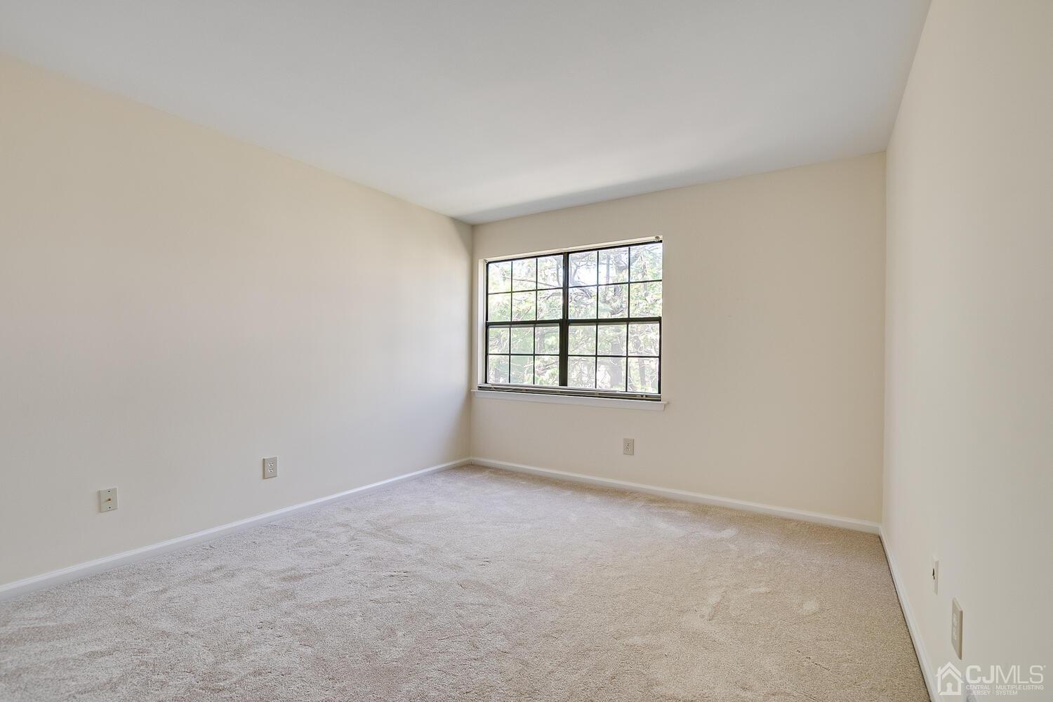 116 Keystone Court, Unit 1162 Woodbridge, NJ 07095 - Photo 23 of 28 an empty room with a window