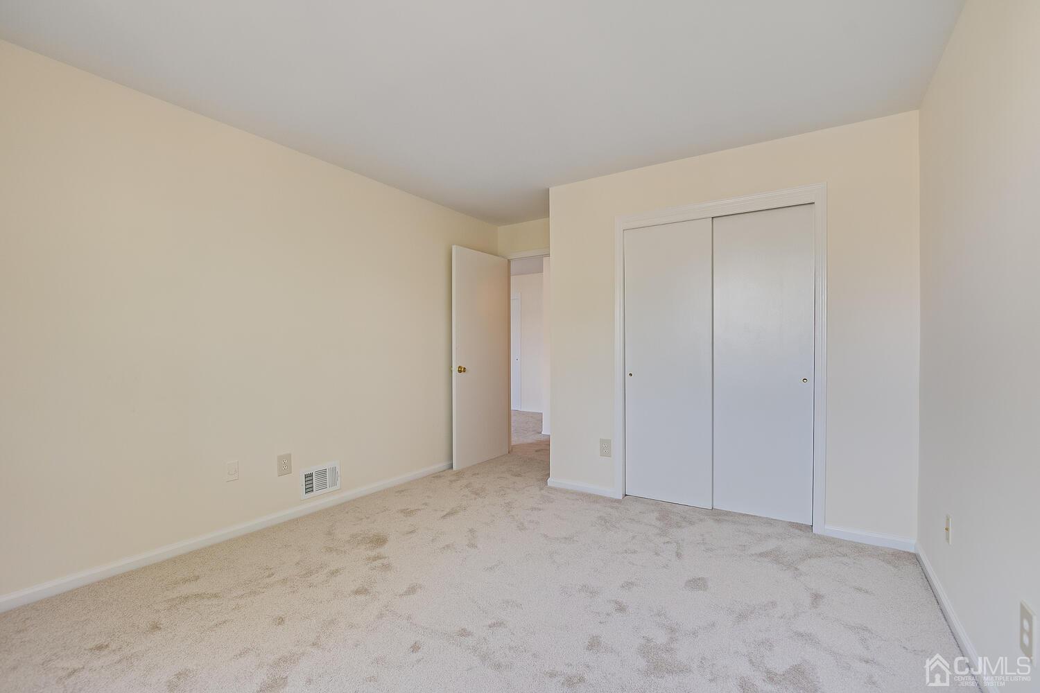 116 Keystone Court, Unit 1162 Woodbridge, NJ 07095 - Photo 24 of 28 a view of an empty room