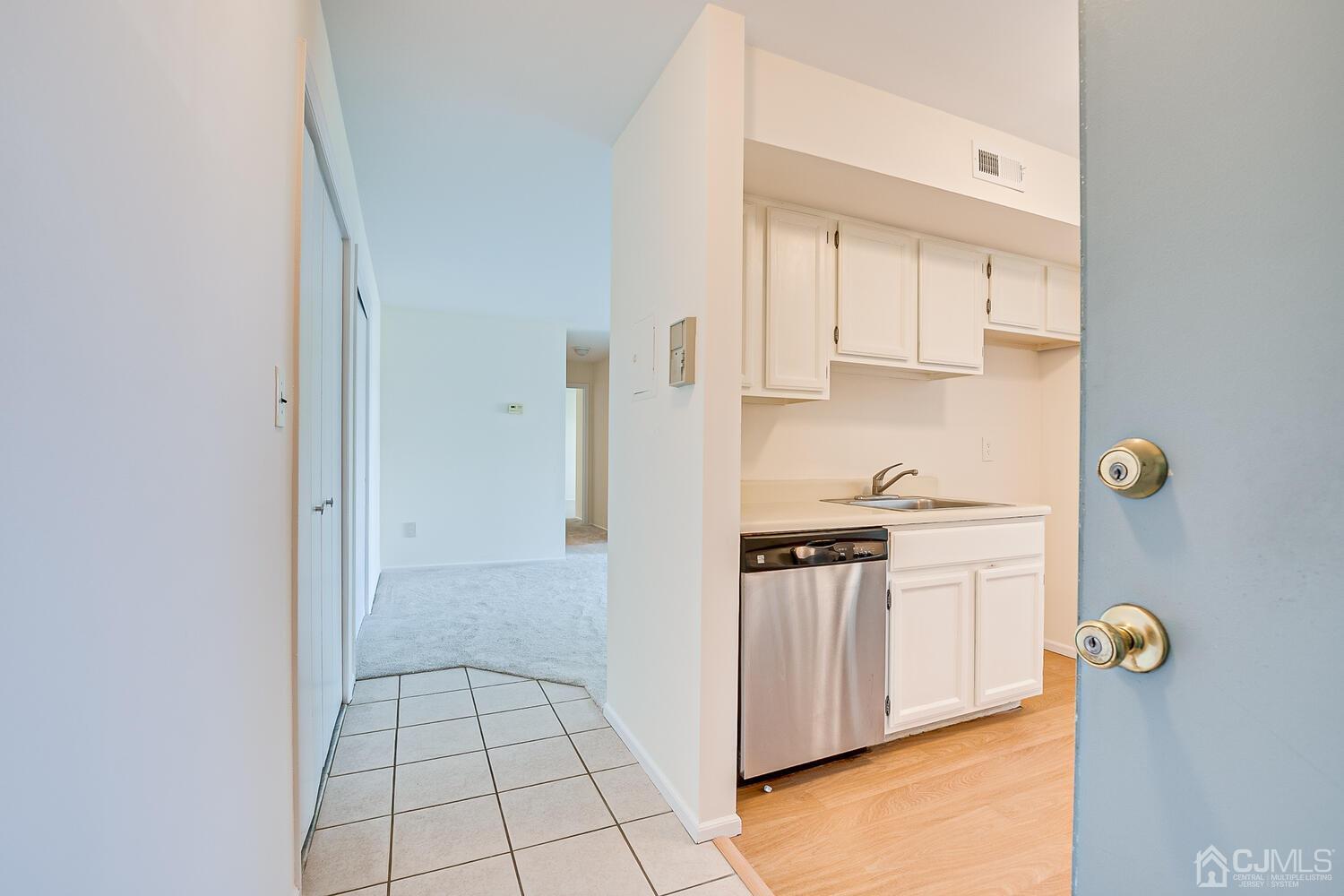 116 Keystone Court, Unit 1162 Woodbridge, NJ 07095 - Photo 5 of 28 a kitchen with granite countertop a refrigerator and a stove