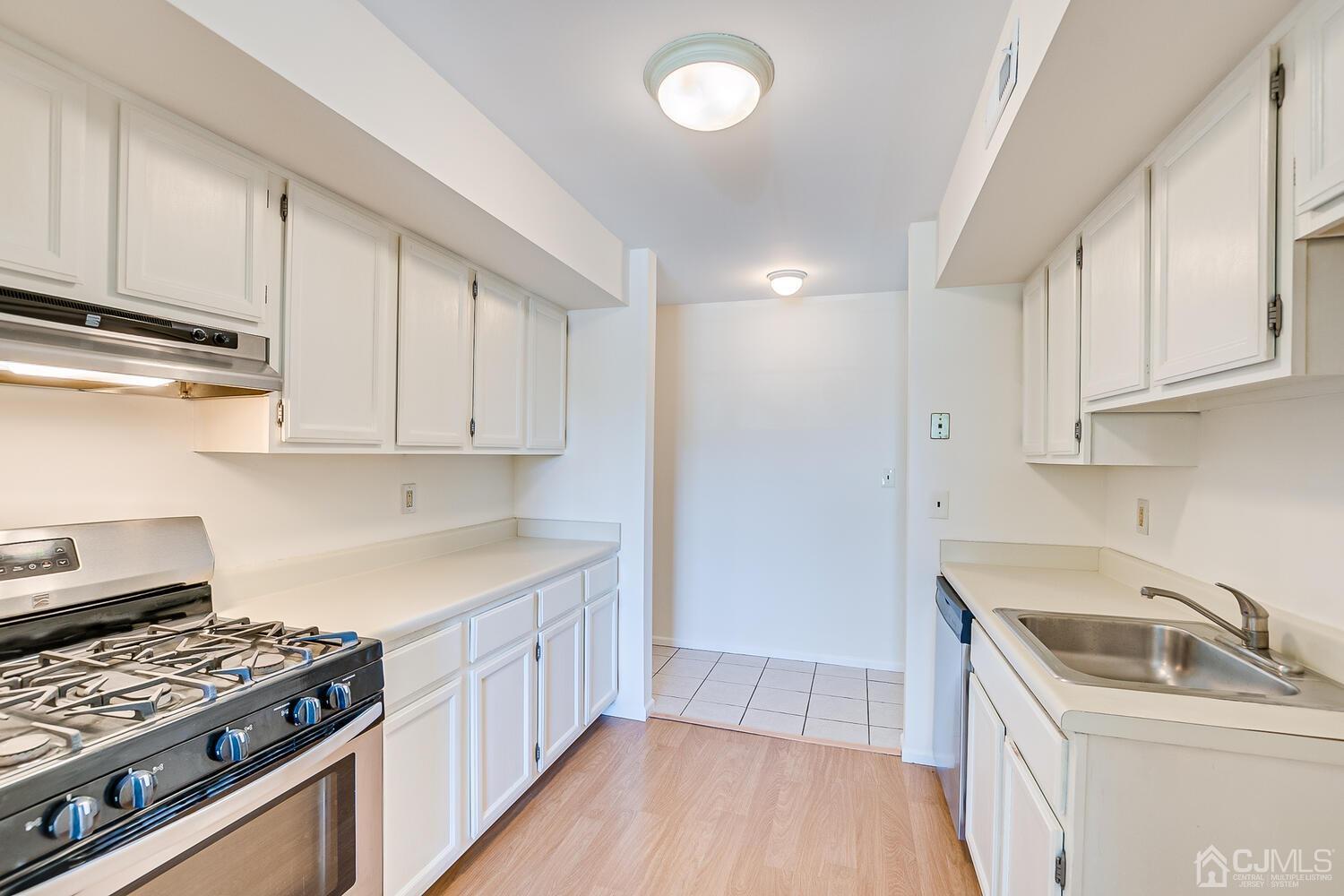 116 Keystone Court, Unit 1162 Woodbridge, NJ 07095 - Photo 8 of 28 a kitchen that has a sink and a stove