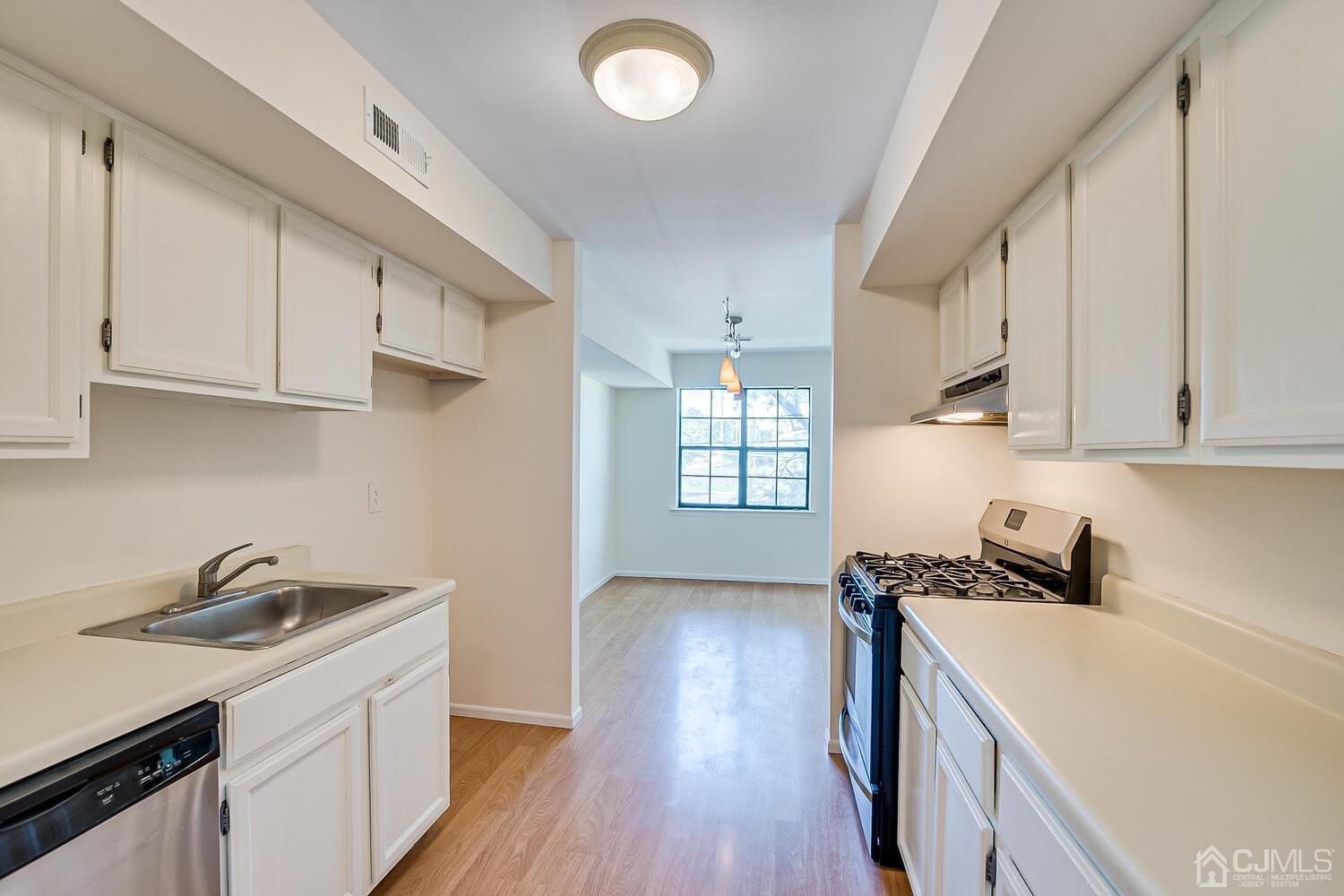 116 Keystone Court, Unit 1162 Woodbridge, NJ 07095 - Photo 10 of 28 a kitchen that has a sink a stove and cabinets