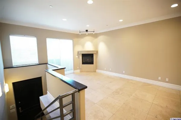 $3,500 | 18245 Burbank Boulevard, Unit 110, Tarzana, CA 91356