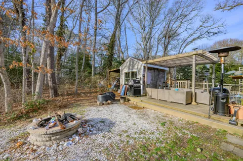 a view of a house with backyard